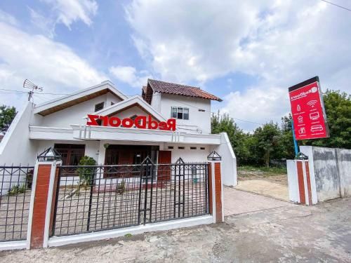 RedDoorz near Eco Green Park Batu 3