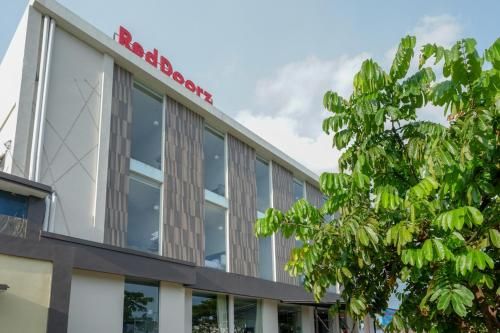 RedDoorz Plus near Solo Baru 3 estrellas en Solo