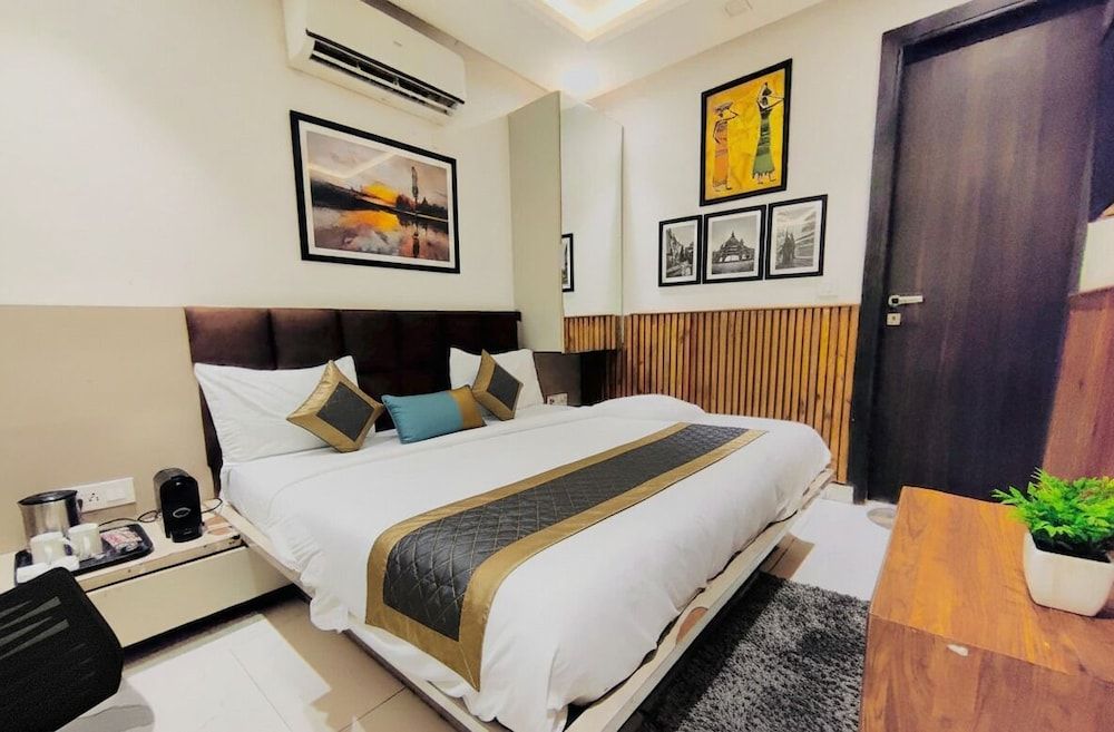 Hotel Shri Sai Deluxe - 1 Min from Adarsh Nagar Metro | Couple, Business, and Family Friendly 3 estrelas em Nova Deli