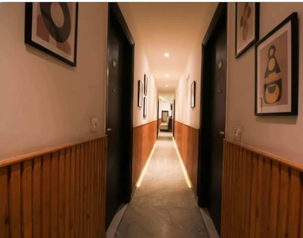 Hotel Shri Sai Deluxe - 1 Min from Adarsh Nagar Metro | Couple, Business, and Family Friendly 3