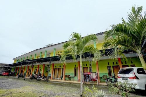 SPOT ON 92827 Anisah Adil Homestay SyariahNearsmart Kampung Desa Pakistaji 2 stelle a Banyuwangi