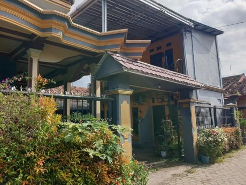 SPOT ON 92857 Kos Haji Jakfar SyariahNearPancoran mas 25 2 stelle a Banyuwangi