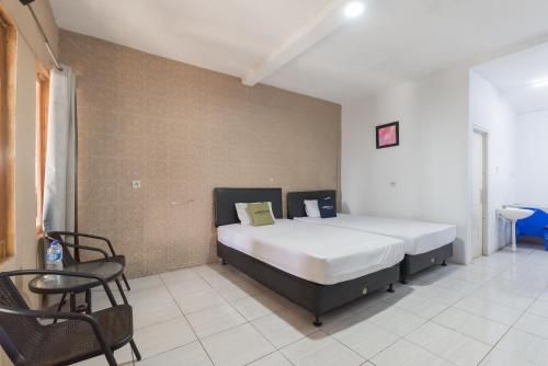 Urbanview Hotel D'Pineapple Villa Ciater by RedDoorz 3