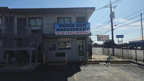 Super 7 Inn By OYO San Antonio NW Medical Center 3