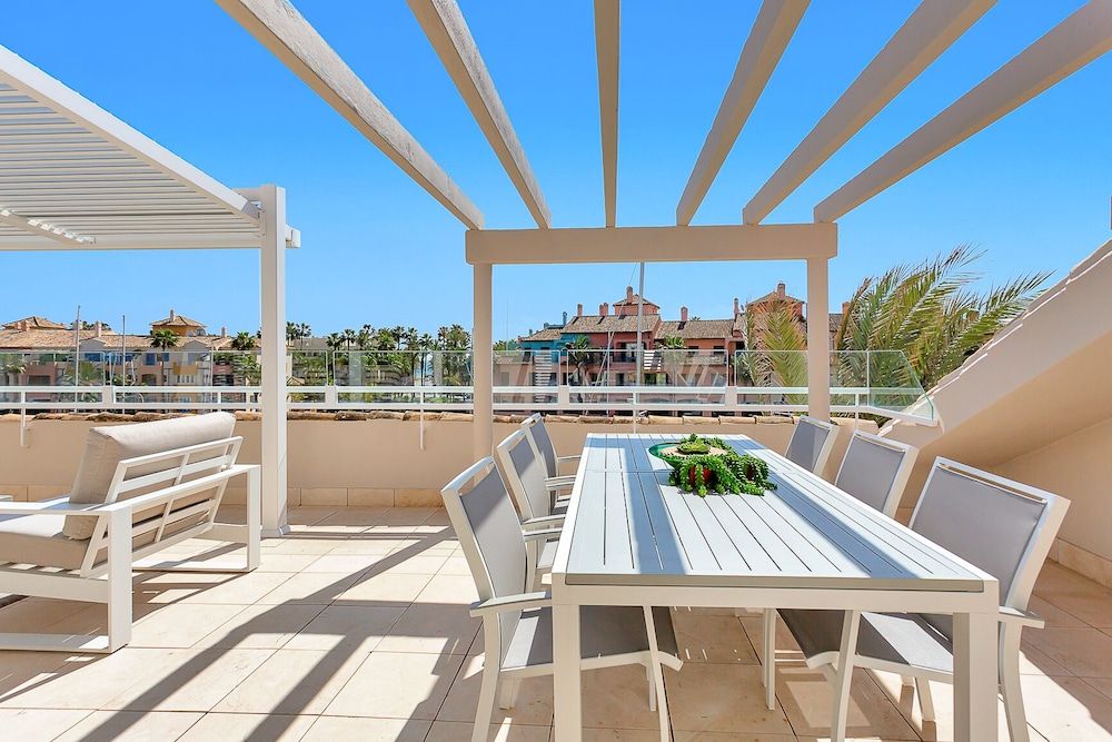 YOLO Spaces – Sotogrande Ocean View Penthouse 1