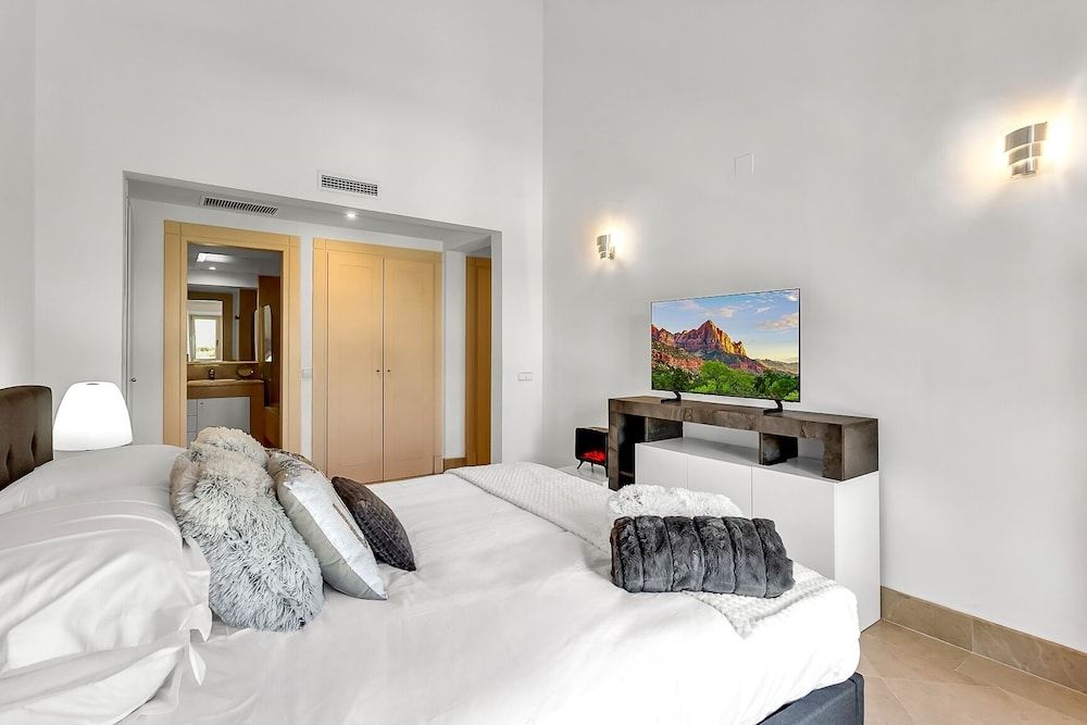 YOLO Spaces – Sotogrande Ocean View Penthouse 3