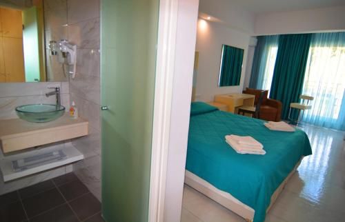 Romantic Palace Beach Apartments 3