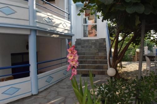 Lydia Rooms & Studios 2