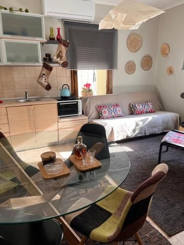 Neoclassical Guest House on ground floor with a garden and private parking space 3 estrellas en Drama