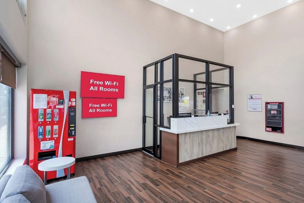 Red Roof PLUS+ Brooklyn - 3rd Ave 2