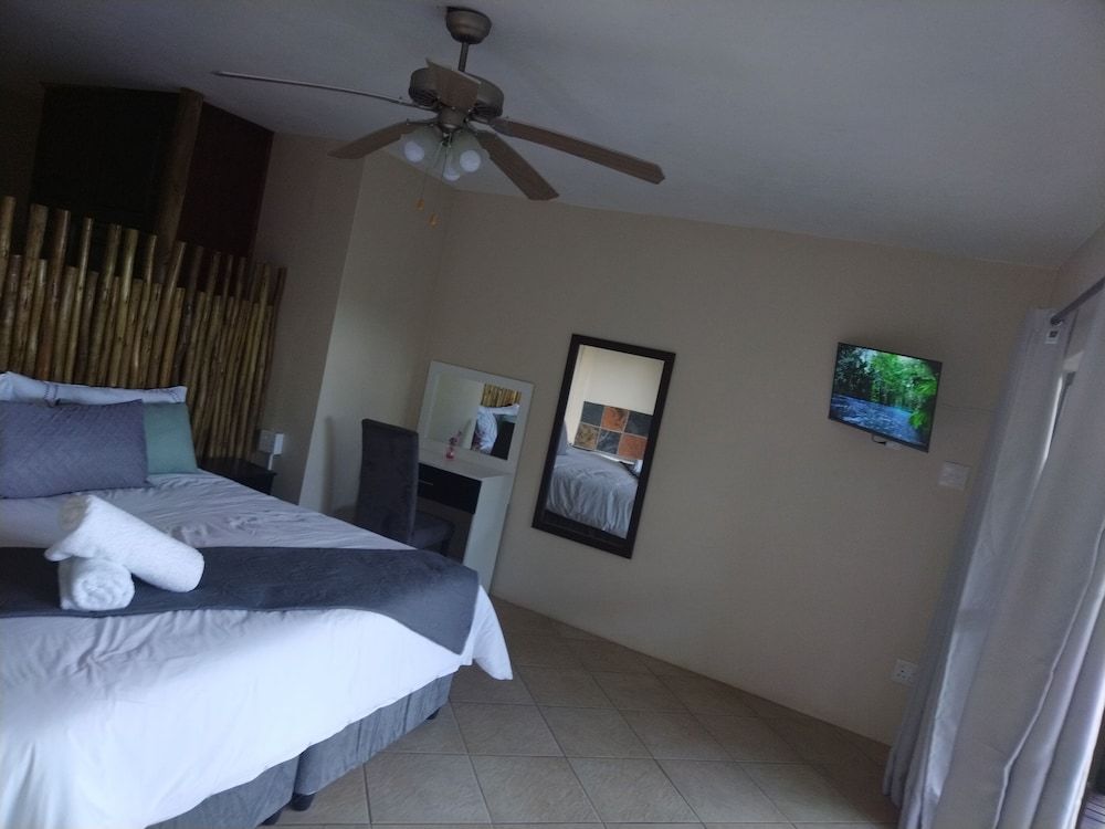 The Tropical Hut Lodges 3