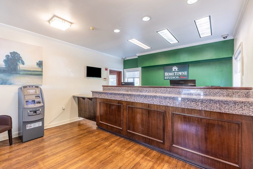 HomeTowne Studios by Red Roof Orlando - Casselberry 3
