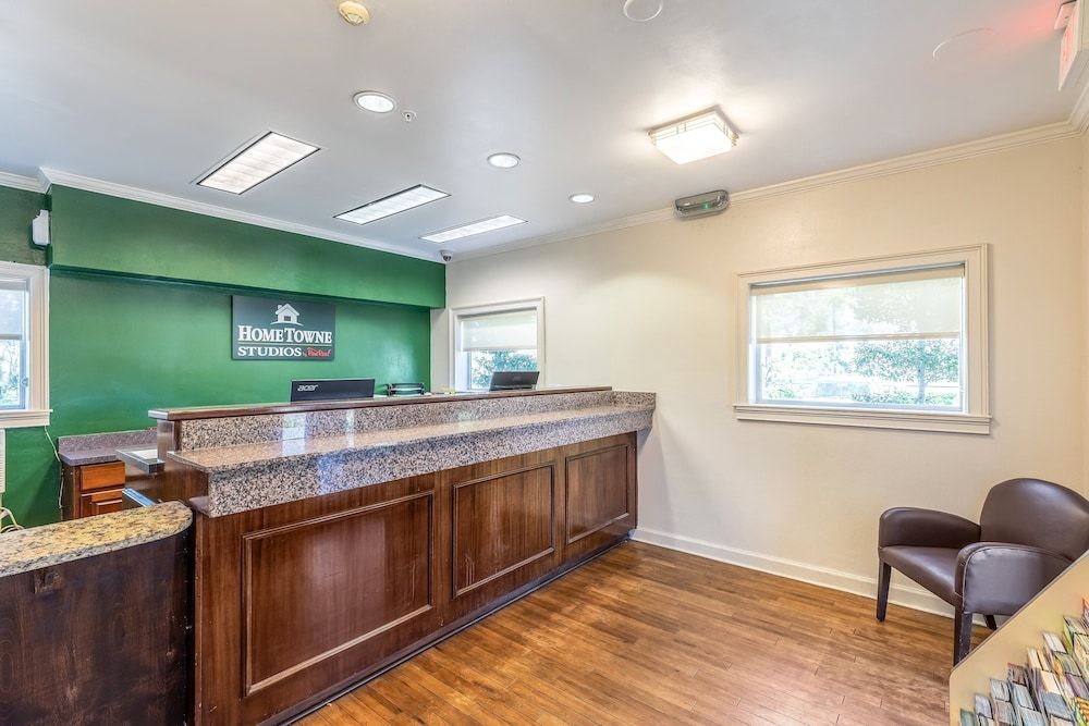HomeTowne Studios by Red Roof Orlando - Casselberry 2