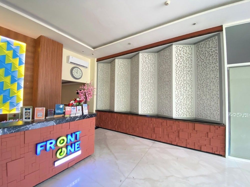 Front One Hotel Purwodadi 3