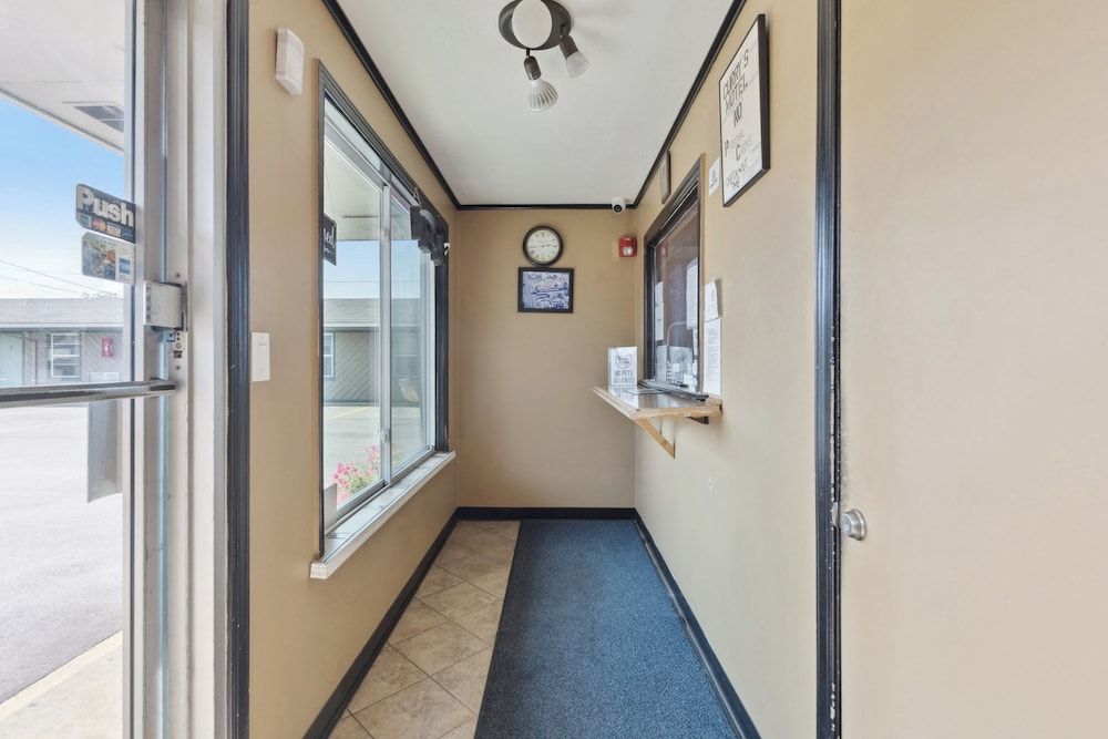 Curry’s Motel by OYO Saginaw MI 3