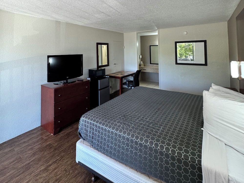 OYO Hotel Phenix City Central 3