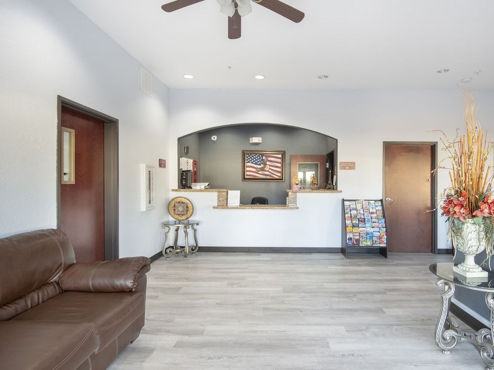 OYO Townhouse Clute Lake Jackson 2