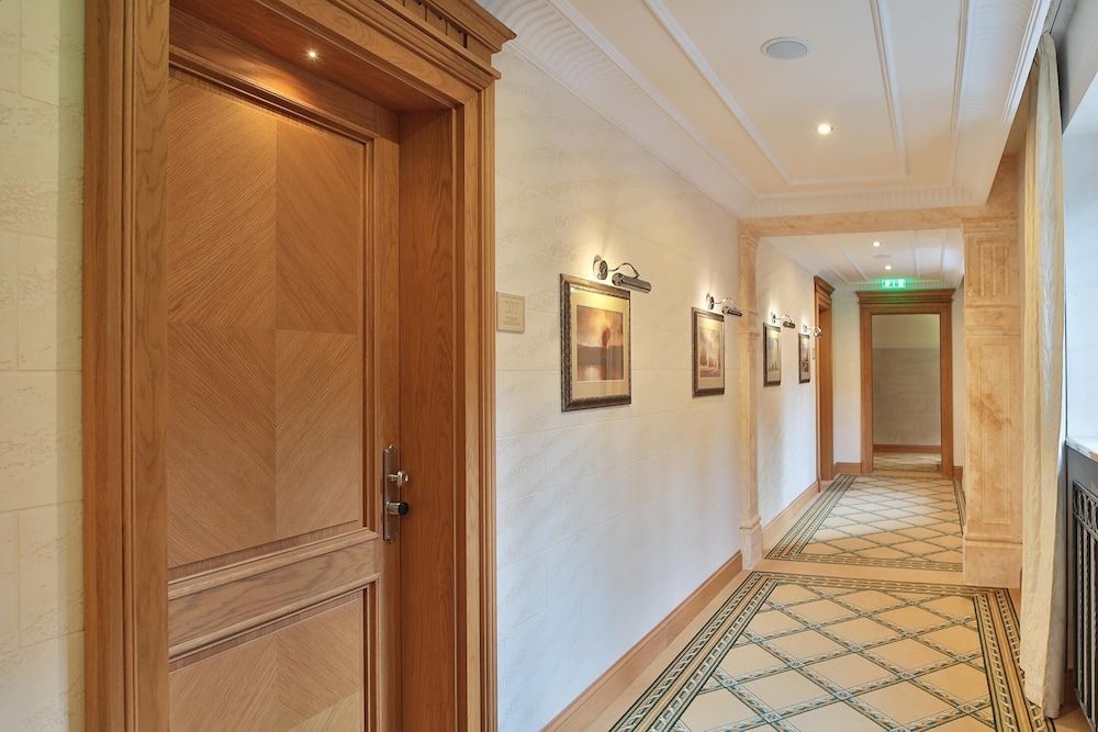 Retro Riverside Wellness Resort 2