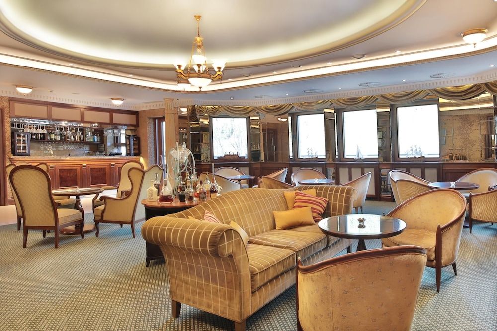 Retro Riverside Wellness Resort 3