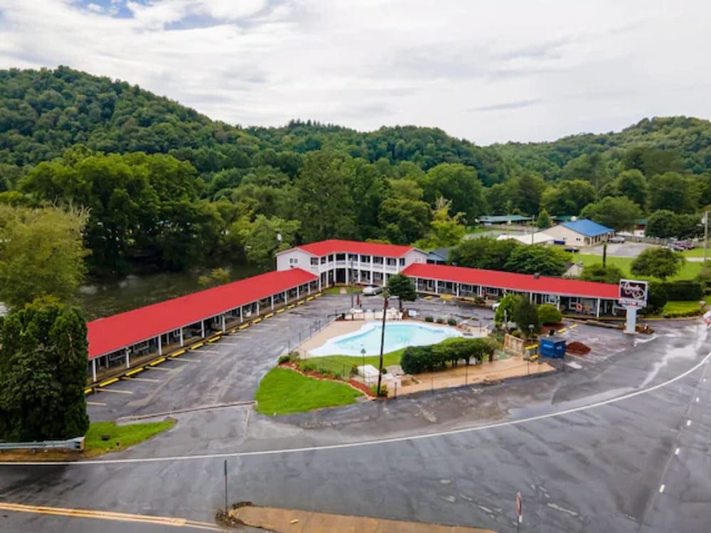 Lloyd's On The River Country Inn By OYO 2 estrellas en Bryson City