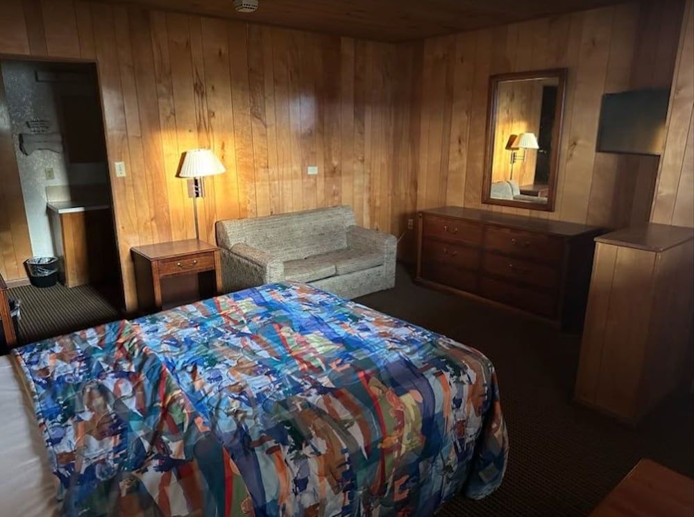 Love Hotels Western Holiday by OYO at Harlan Lake NE 3