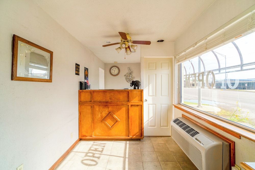 Budget Inn By OYO Frederick Us-183 3