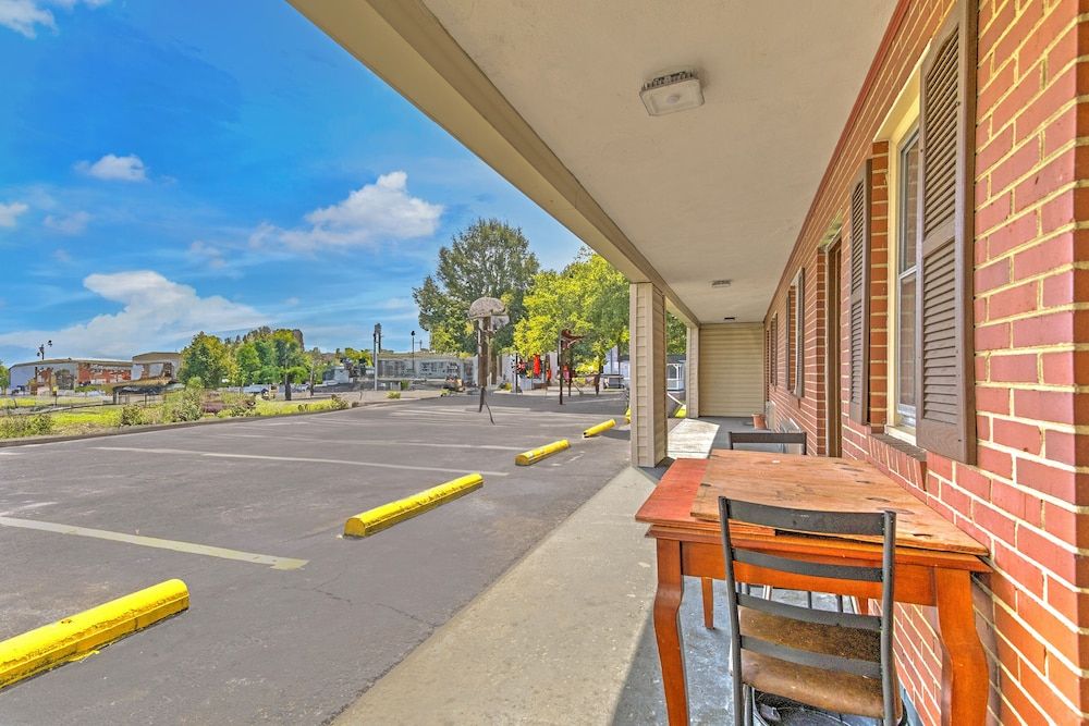 OYO Palm Leaf Motel 2