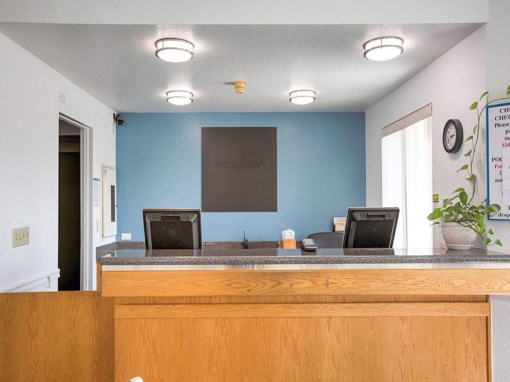 OYO Woodland Hotel and Suites 3