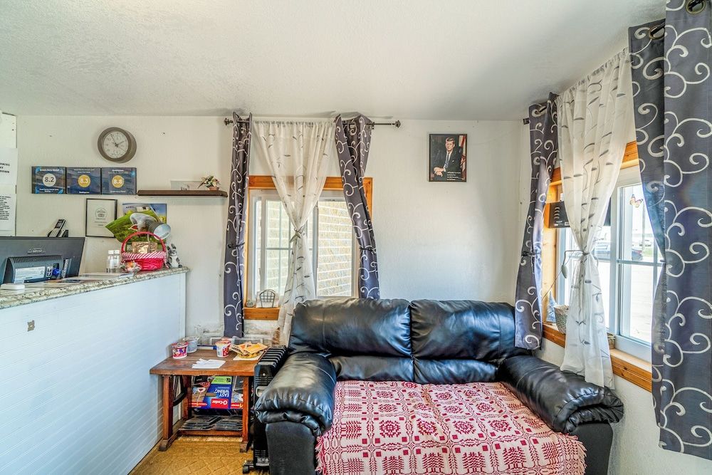 Green Acre Motel by OYO Near Rush County Airport 3