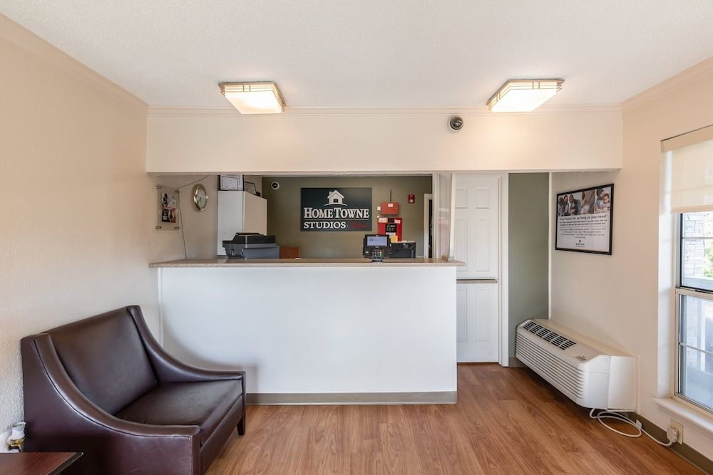 HomeTowne Studios by Red Roof Atlanta - Norcross South 2