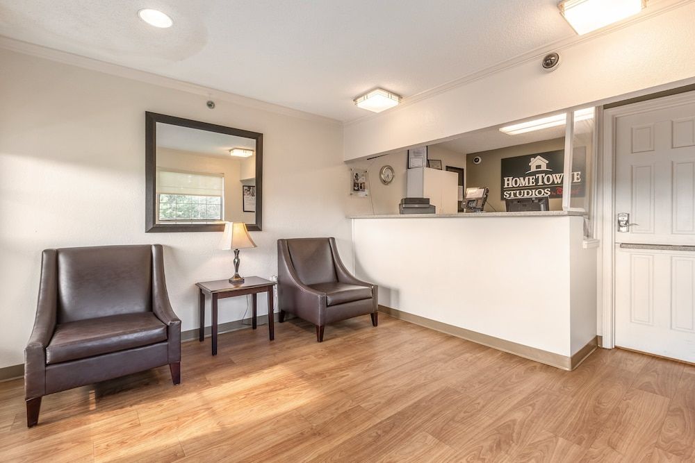 HomeTowne Studios by Red Roof Atlanta - Norcross South 3