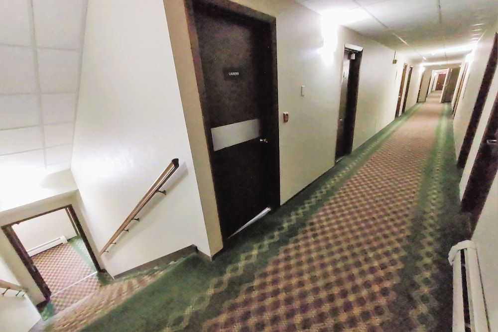 Love Hotels Staples by OYO at HWY 10 MN 3