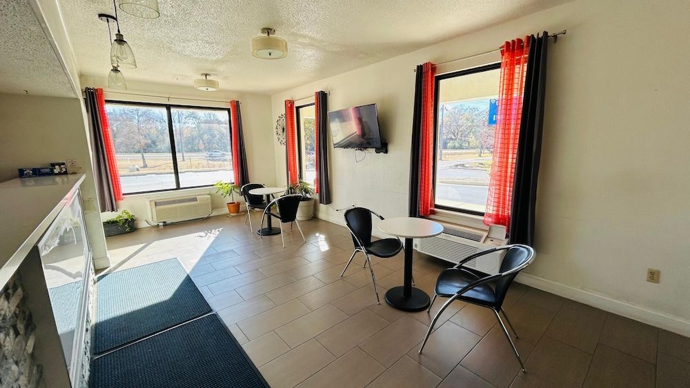 Super 7 Inn Tupelo 3