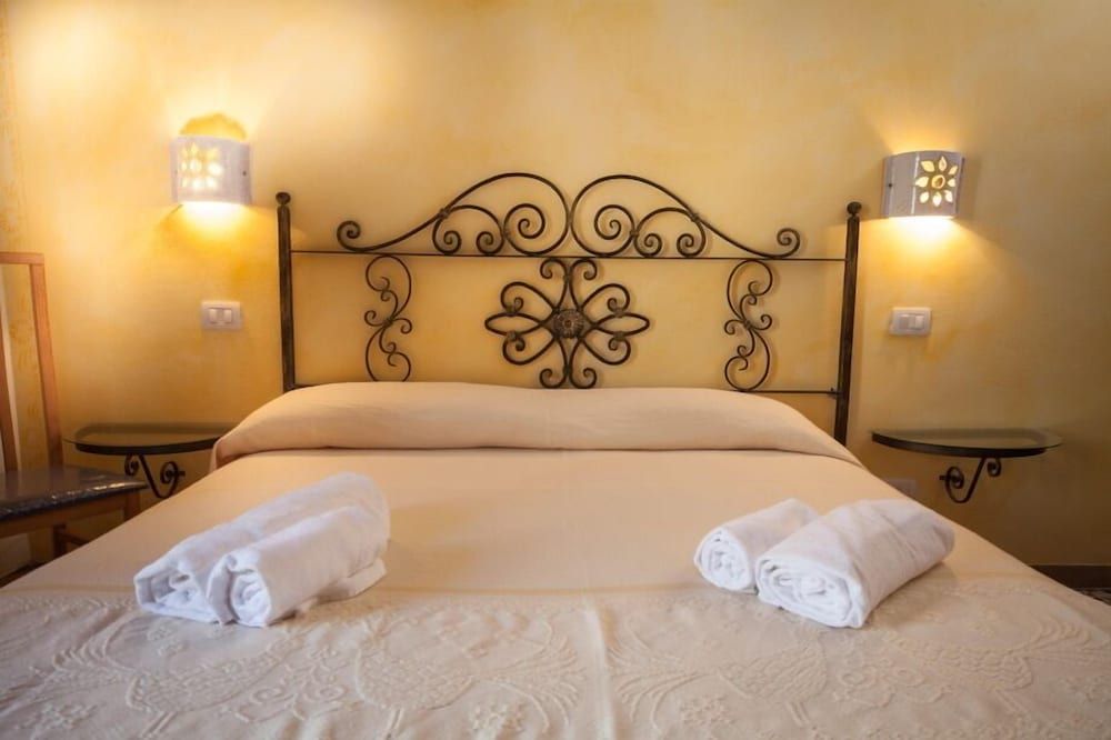 Su Ghindalu -1 estrelas em Villanova Monteleone