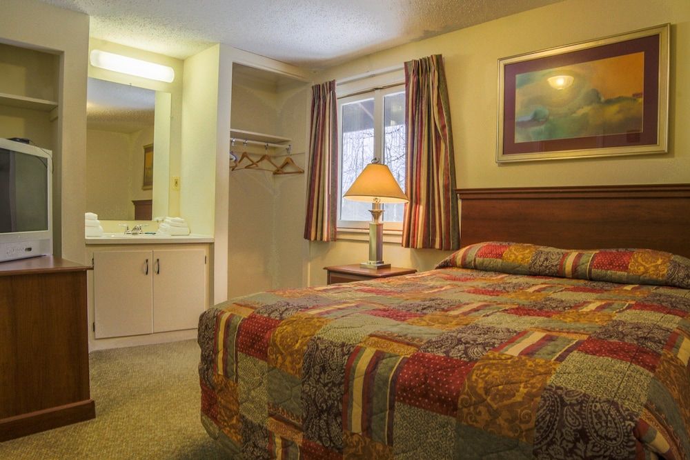 The Upper Pass Lodge at Magic Mountain 2