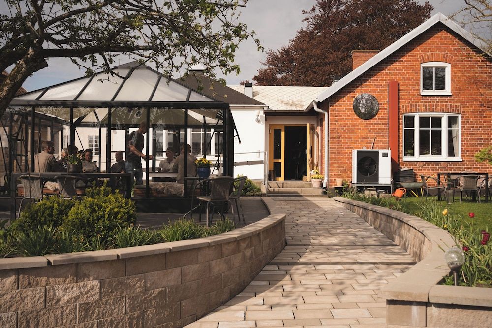 Tva Systrar B B -1 étoiles à Skurup