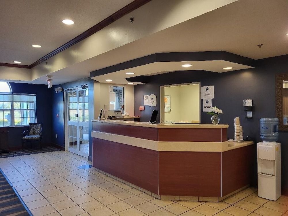 Starkville Inn & Suites 2