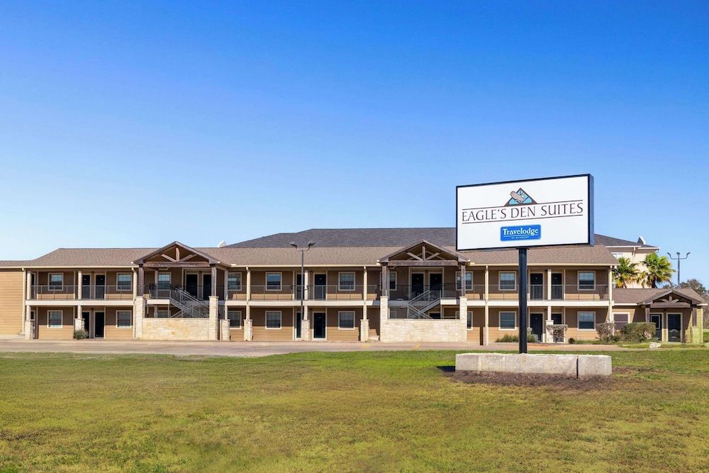 Eagle's Den Suites Kenedy a Travelodge by Wyndham 2 estrelas em Kenedy