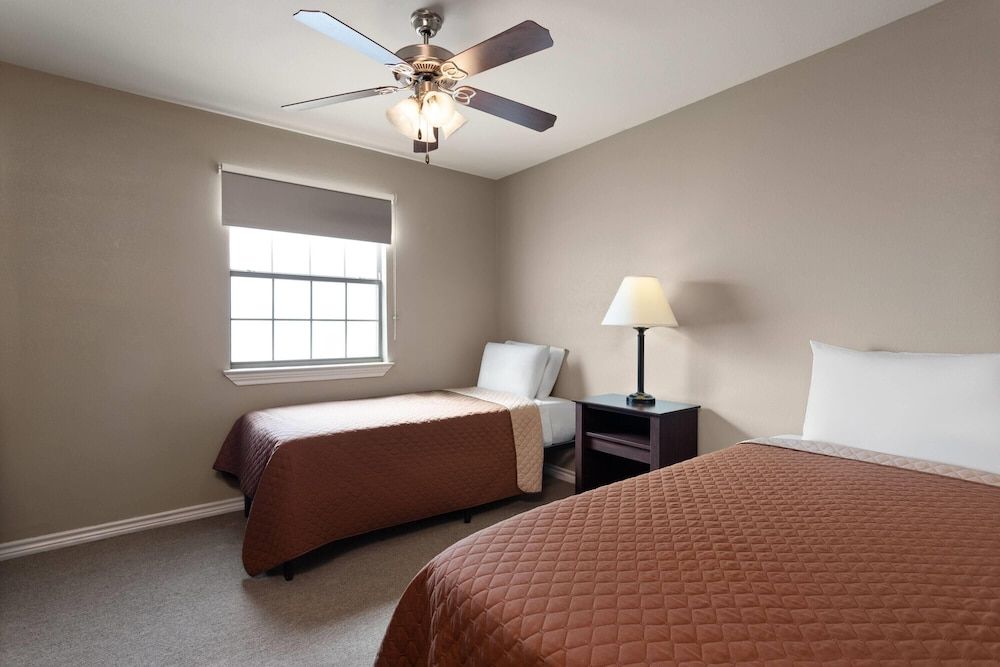 Eagle's Den Suites Carrizo Springs a Travelodge by Wyndham 3