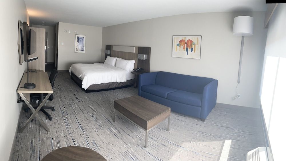 Holiday Inn Express And Suites Muskegon 3