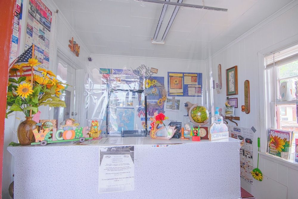 Sunflower Motel Hiawatha By Oyo 2