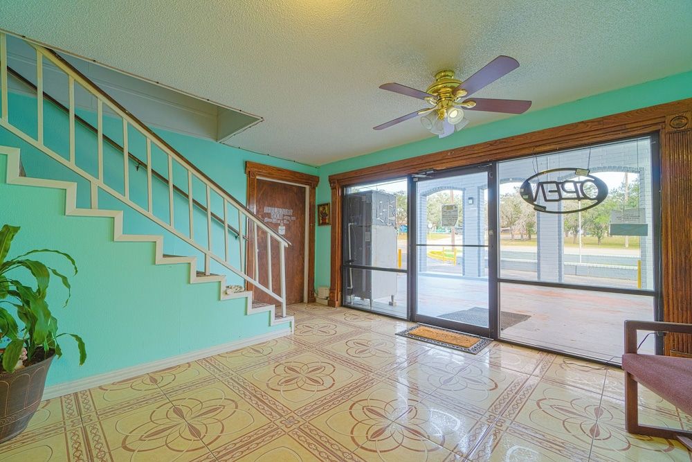 Regency Inn By Oyo Three Rivers 2