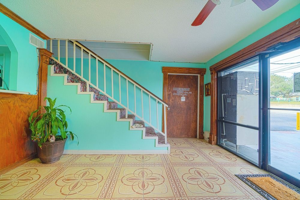 Regency Inn By Oyo Three Rivers 3