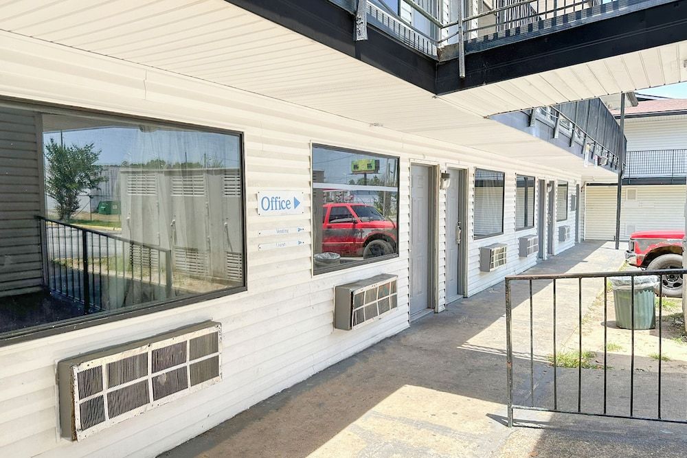 Luxury Inn by OYO Albany 2