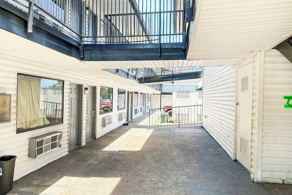 Luxury Inn by OYO Albany 3