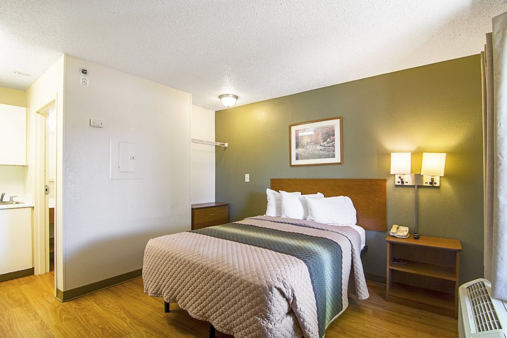 HomeTowne Studios by Red Roof Chicago - Waukegan 3