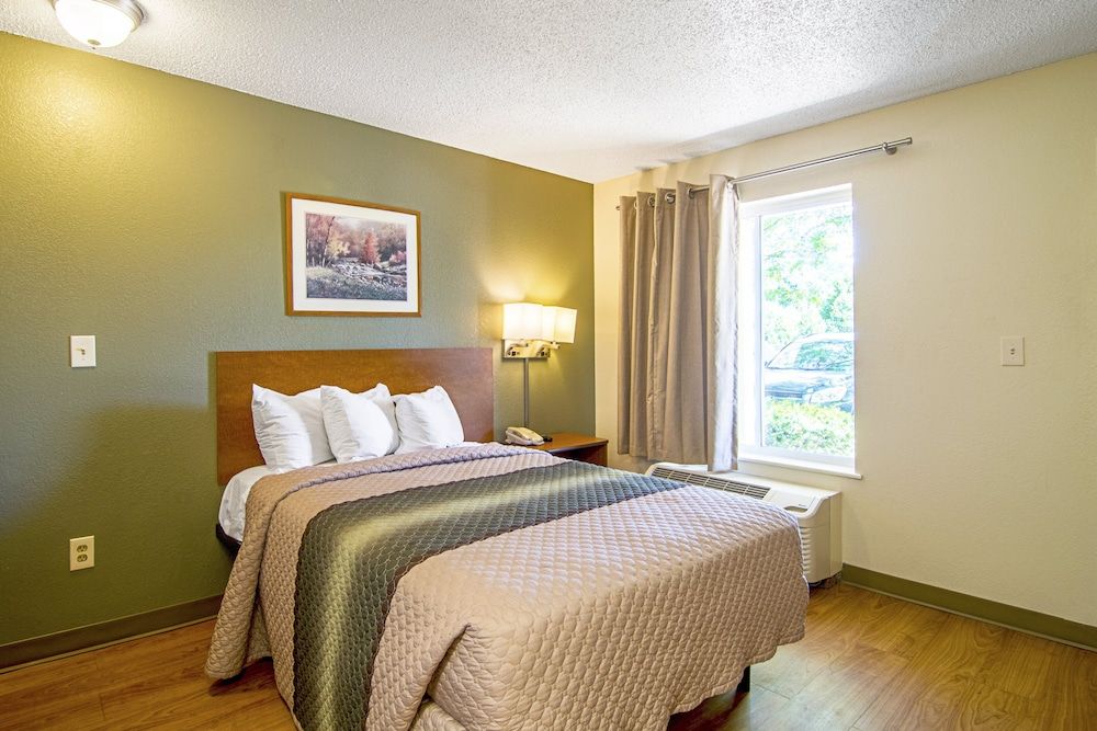 HomeTowne Studios by Red Roof Chicago - Waukegan 2