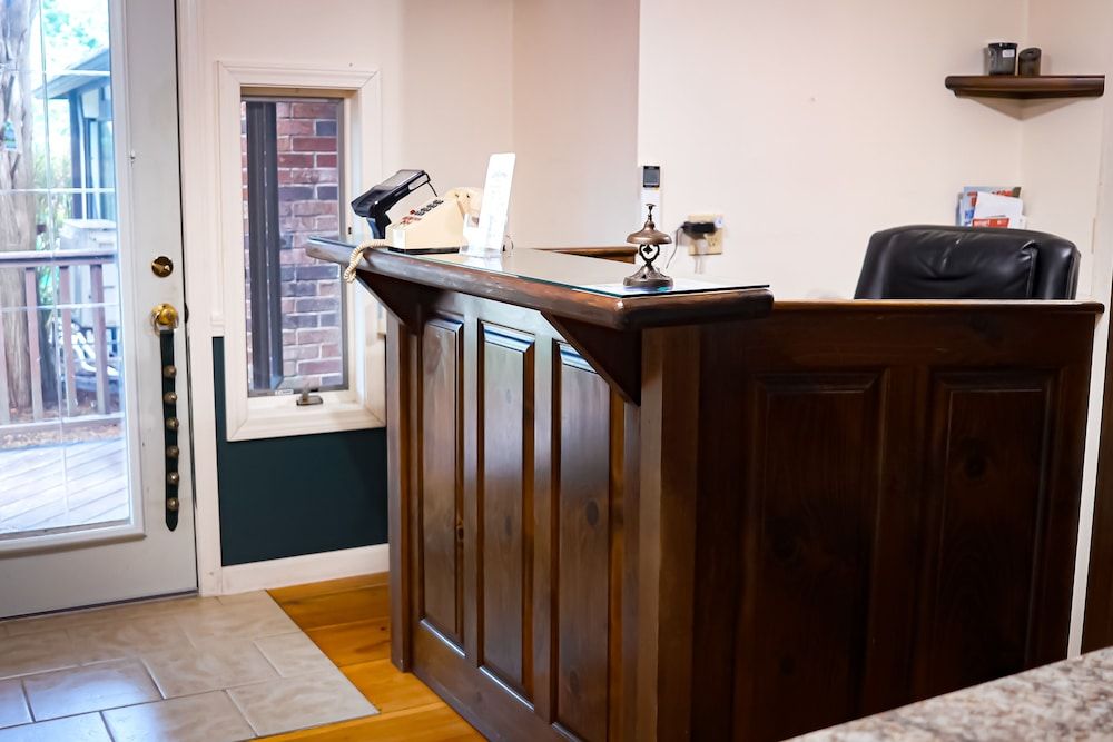 The Earl of Sandwich Motel 2