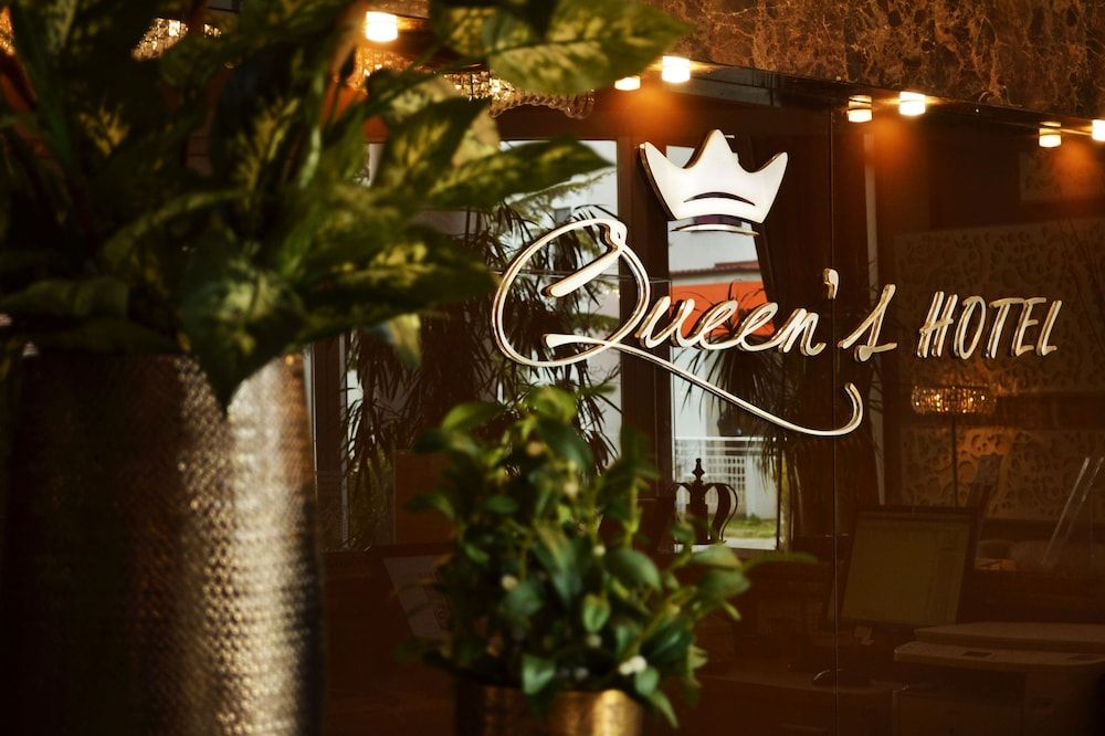 Queen's Hotel 3