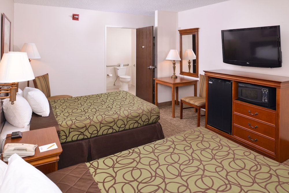 Briarwood Inn Of Geneva 3